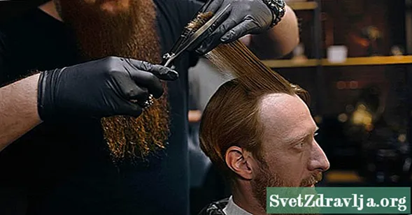 पुरुषांमधील पातळ केसांना झाकून टाकण्यासाठी आणि त्यावर उपचार करण्यासाठी 11 टिपा