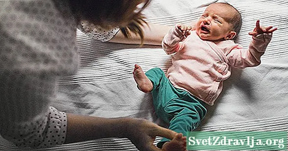 5 mite të fjetjes së foshnjës duke ju mbajtur gjatë natës - Wellness