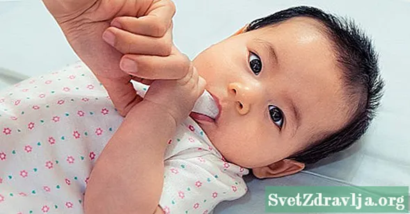 Nettoyer la langue de votre bébé à tout âge