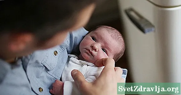 Как часто новорожденные, находящиеся на грудном и искусственном вскармливании, какают?