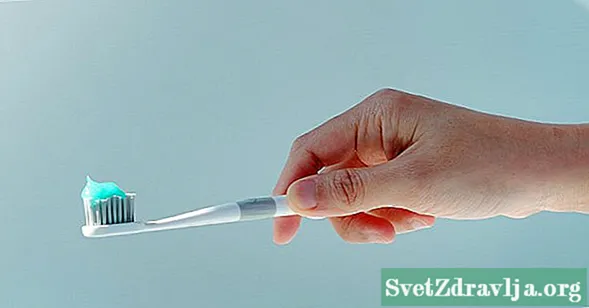 आपल्या टूथब्रशचे निर्जंतुकीकरण कसे करावे आणि ते स्वच्छ कसे ठेवावे - निरोगीपणा