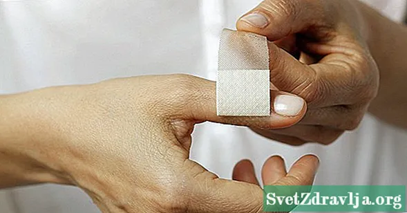 Hvordan behandle et blødende snitt på fingeren: trinnvise instruksjoner