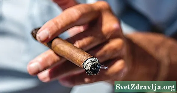 Cigāru smēķēšana izraisa vēzi un nav drošāka par cigaretēm