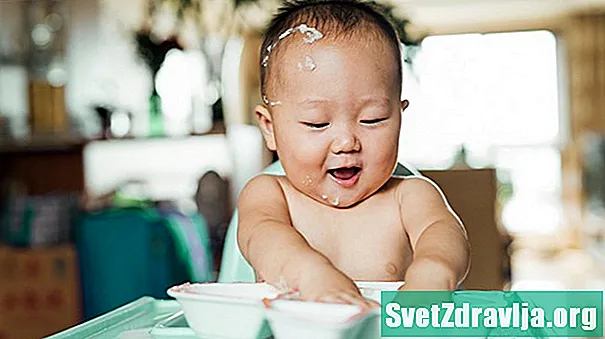 Hvornår er det sikkert at fodre din baby ris korn?
