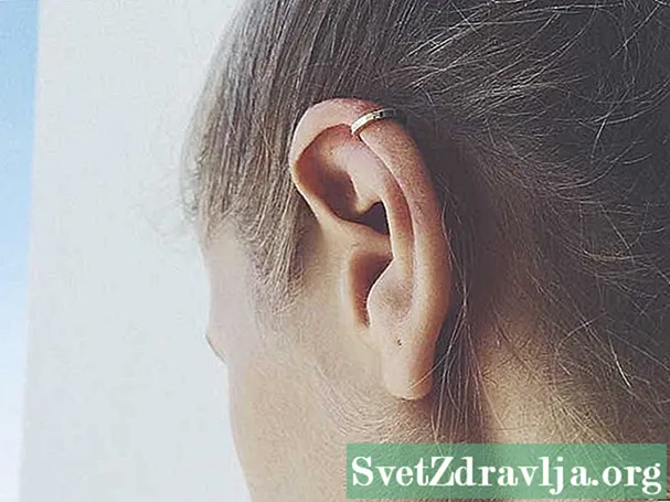 آپ کے کانوں میں بلیک ہیڈس کیوں بنتے ہیں اور ان کا علاج کیسے کریں