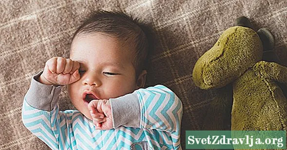 Зошто бебињата се борат со спиењето?