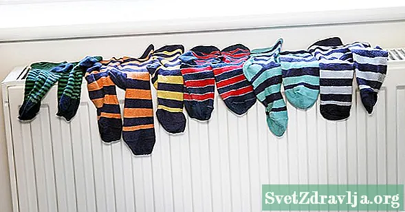 Ar nešiojant šlapias kojines prie lovos bus peršalimas?