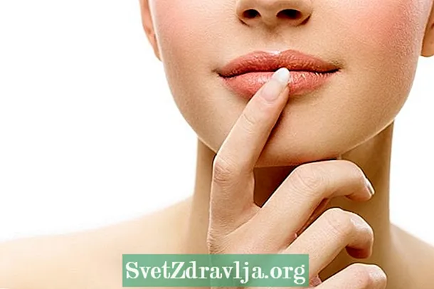 3 yksinkertaista vinkkiä kosteuttamaan kuivia huulia