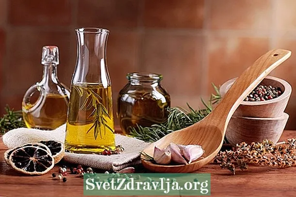 Kuinka tehdä maustettua oliiviöljyä (resepteillä)