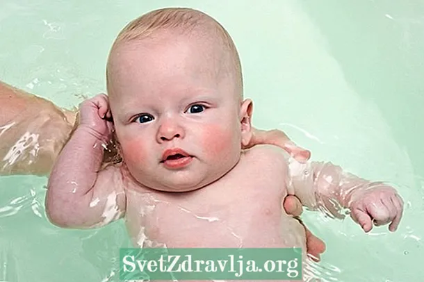Како да го исчистите увото на бебето