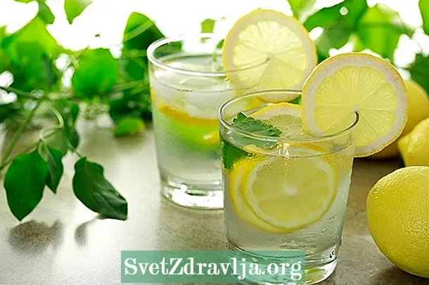 Hvordan bruke vann og sitron for å løsne tarmen