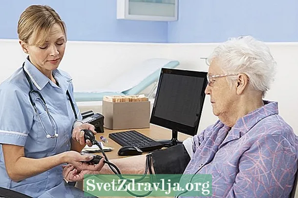 Hoë bloeddruk by bejaardes: hoe om te identifiseer, waardes en behandeling