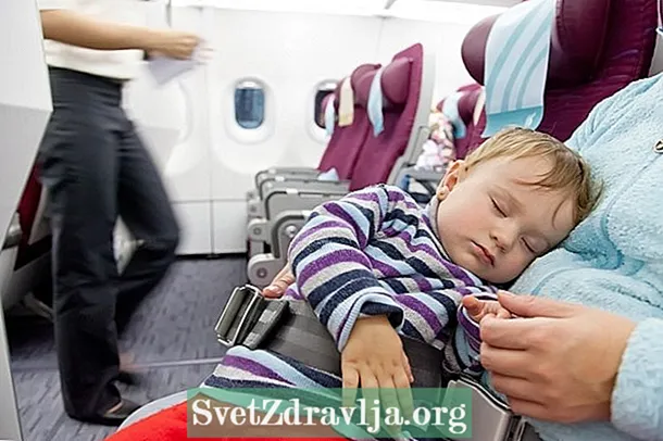 Aflați la ce vârstă călătorește bebelușul cu avionul