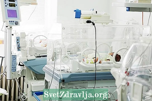Novnaskita ICU: kial la bebo eble bezonos esti enhospitaligita