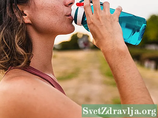 12 xeitos sinxelos de beber máis auga
