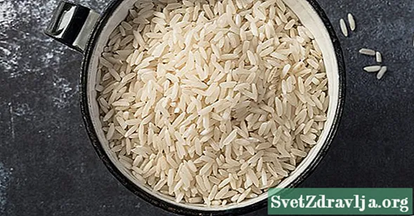 Je bezpečné jíst syrovou rýži?